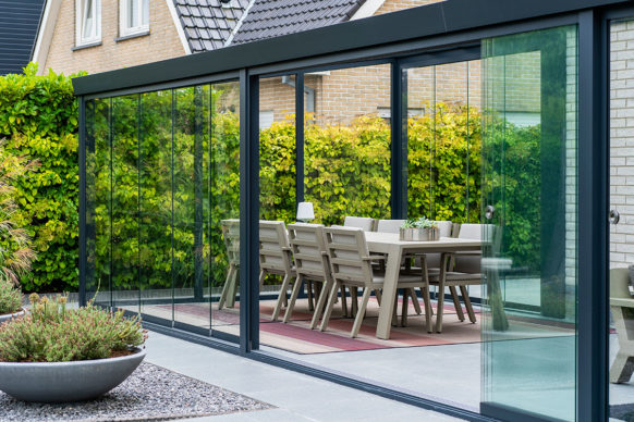 Modern Aluminum pergola attached to house