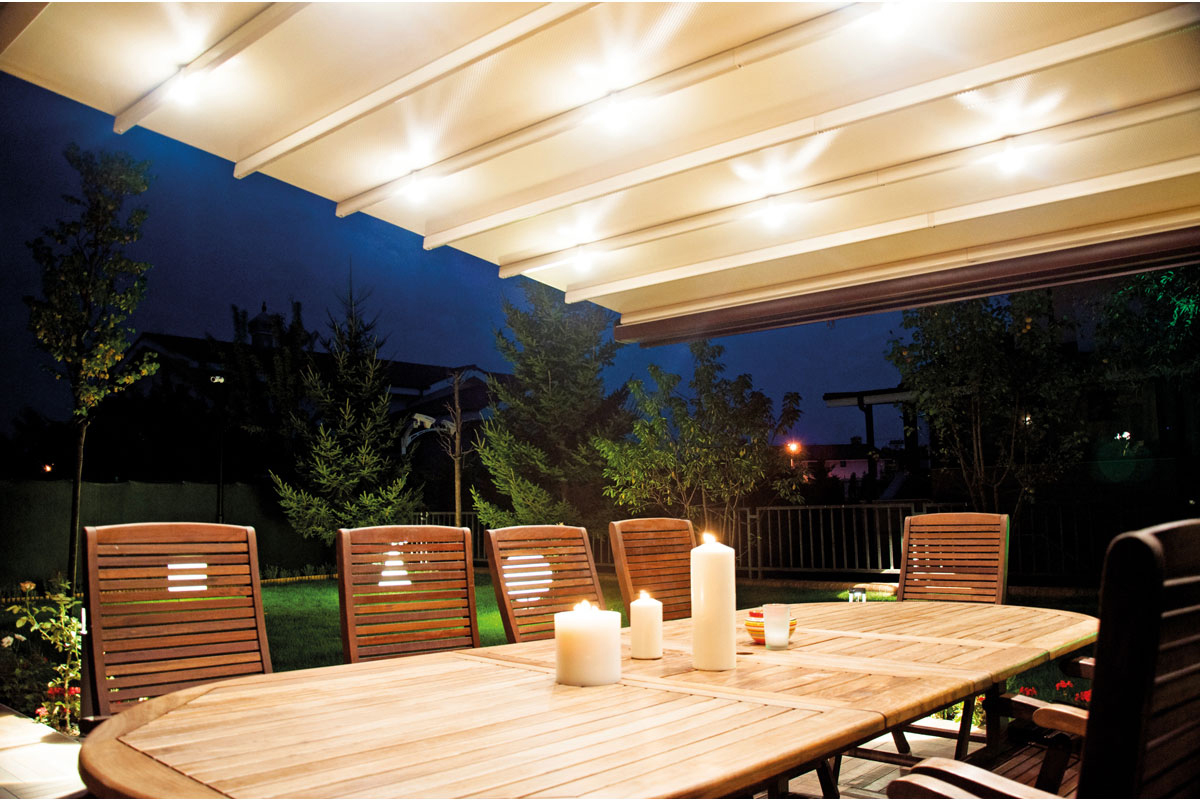 Retractable Pergola with canopy and linear roof